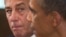 Chủ tịch Hạ viện John Boehner (trái) lắng nghe Tổng thống Obama nói chuyện với các nhà báo 