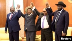 Le président sud-soudanais Salva Kiir et son rival Riek Machar avec le président ougandais Yoweri Museveni et le président soudanais Omar el-Béchir à Khartoum, le 25 juin 2018.