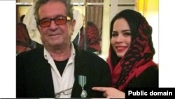 داریوش مهرجویی پس از دریافت نشان شوالیه ادب و هنر فرانسه