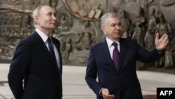 Presiden Rusia Vladimir Putin dan Presiden Uzbekistan Shavkat Mirziyoyev mengunjungi taman New Uzbekistan di Tashkent pada 26 Mei 2024. (Foto: AFP)