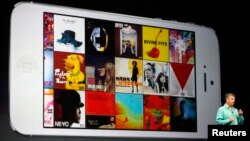 Eddy Cue, wakil presiden senior Apple untuk layanan dan perangkat lunak Internet, memperlihatkan fitur antarmuka terbaru iTunes. (Foto: Dok)