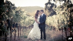 美国女子梅纳德的婚礼照片。她在患恶性脑瘤后服用安乐死药物死亡（图片由“慈悲和选择”组织提供）