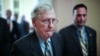 El líder de la mayoría del Senado de los Estados Unidos, Mitch McConnell (R-KY), regresa a su oficina después del almuerzo semanal republicano en el Capitolio de los Estados Unidos en Washington, Estados Unidos, el 14 de enero.