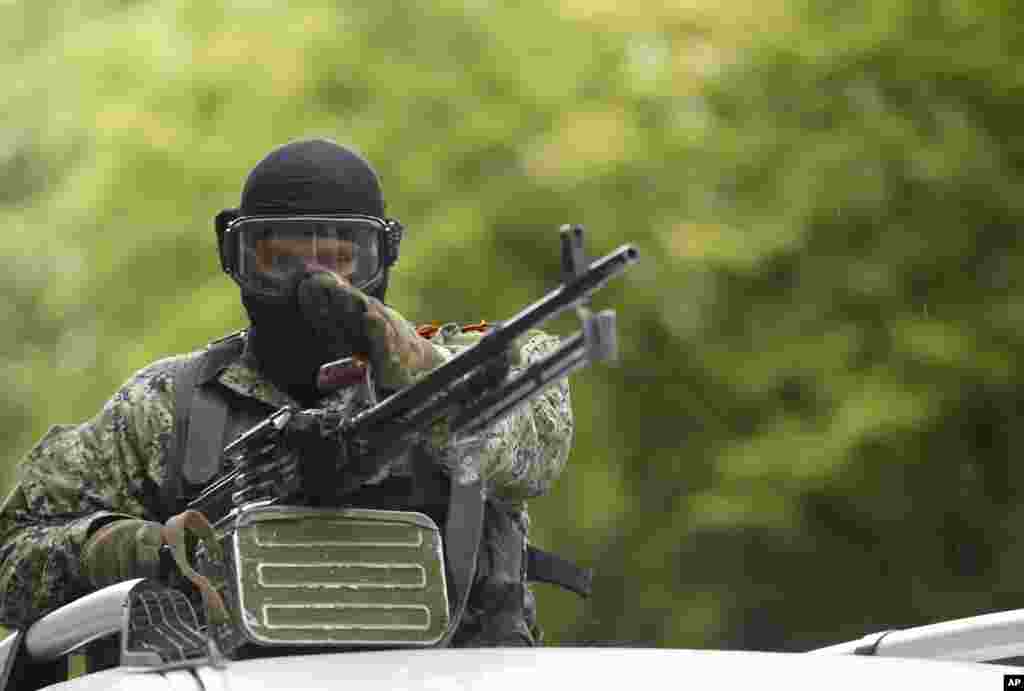 A pro-Russian gunman atop a car patrols through the center of Slovyansk, eastern Ukraine, May 8, 2014. 