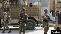 Sejumlah tentara Inggris dari misi NATO di Afghanistan, Resolute Support Mission, tiba di lokasi serangan di Kabul, Afghanistan, 6 Maret 2020. 