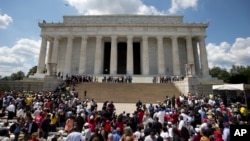 Một quân nhân Ukraina được cắt tóc tại một doanh trại quân đội gần thị trấn Debaltseve ở miền đông Ukraine.
