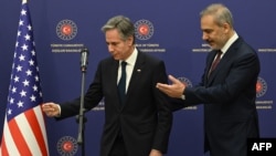 Američki državni sekretar Antony Blinken i turski ministar spoljnih poslova Hakan Fidan odlaze nakon zajedničke konferencije za novinare u sjedištu ministarstva u glavnom gradu Turske, Ankari, 13. decembra 2024.