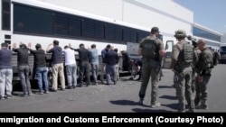 在美国移民和海关执法局(ICE)发布的一段视频中，2025年9月4日，ICE突袭乔治亚州现代汽车电池工厂，韩国工人被拷上脚镣，送上大巴车。