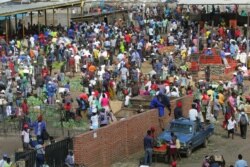 Hundreds of people buy goods at a fruit and vegetable market, despite a lockdown in an effort to curb the spread of the coronavirus, in Harare, Zimbabwe, April 7, 2020.