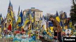 একজন সাবেক সেনা ইউক্রেনের কিয়েভের স্বাধীনতা স্কয়ারে নিহত ইউক্রেনীয় সেনাদের একটি অস্থায়ী স্মৃতিসৌধ পরিদর্শন করছেন। ৫ মার্চ, ২০২৫।
