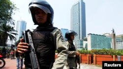 Indonesian anti-terror policemen stand guard in the business district in Jakarta, September 11, 2011. 