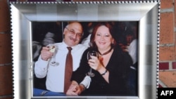 انوشه آشوری (چپ) یک مهندس عمران است که حدود سه سال پیش برای دیدار با مادرش به ایران رفت و بازداشت شد