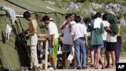 Para pengungsi di Pulau Nauru (foto: ilustrasi). Australia membayar Nauru dan Papua Nugini untuk menampung 2.000 lebih pencari suaka, yang sebagian akan diterima di Amerika.