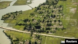 Foto udara reruntuhan permukiman etnis Rohingya di Desa Maungdaw, negara bagian Rakhine, Myanmar yang rata dengan tanah karena dibakar (foto: ilustrasi). 