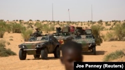 Des soldats français de l'opération Barkhane patrouillent au nord de Tombouctou le 6 novembre 2014.