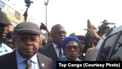 Etienne Tshisekedi, opposant historique et leader de l’Union pour la démocratie et le progrès social (UDPS), à gauche, accompagné de son épouse, Marthe Tshisekedi, à gauche, et des cadres de son parti, a atterri à l’aéroport international de N’Djili à son retour à Kinshasa, 27 juillet 2017. (Crédit Top Congo).
