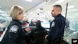 ARCHIVO - Ray Provencio, director ejecutivo de Admisibilidad y Programa de Pasajeros de CBP observa los procedimientos establecidos en el puerto de entrada del Aeropuerto Internacional Washington Dulles en Chantilly, Virginia, el lunes 1 de abril de 2024.