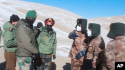 印度陆军提供：印度和中国军官2021年2月10日，在印中边境拉达克的班公湖地区举行会议。（美联社照片）