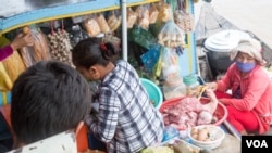 FILE PHOTO - An ethnic Vietnamese vendor sells food near Tonle Sap Lake, Kampong Thom province, Cambodia, August 7, 2016. (Leng Len/VOA Khmer) ​