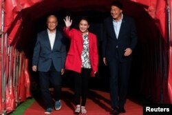 Paetongtarn Shinawatra, putri mantan Perdana Menteri Thaksin Shinawatra, Srettha Thavisin, seorang taipan properti lokal dan penasihat baru Partai Pheu Thai, dan Chaikasem Nitisiri, di Bangkok, Thailand, 5 April 2023. (Foto: REUTERS/Chalinee Thirasupa)