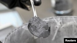 资料照片：2022年5月18日，德国萨尔茨吉特的大众汽车电池生产试验线上，用于电池浆料的石墨粉。（路透社照片）
