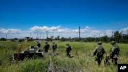 Expertos rusos en remoción de minas se preparan para trabajar para desactivar minas a lo largo de la línea de alto voltaje en Mariupol, en el territorio que está bajo el control del Gobierno de la República Popular de Donetsk, en el este de Ucrania, el miércoles 13 de julio de 2022. Esta foto fue tomada durante un viaje organizado por el Ministerio de Defensa de Rusia. (Foto AP)