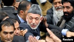 Afg'oniston prezidenti Hamid Karzay Loya Jirg'a masjlini tark etmoqda, Kobul, 24-noyabr, 2013-yil