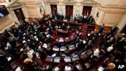 Los senadores abren la sesión para debatir dos proyectos de reformas impulsados por el presidente argentino Javier Milei en Buenos Aires, Argentina, el miércoles 12 de junio de 2024.