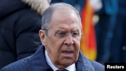 Menteri Luar Negeri Rusia Sergei Lavrov menghadiri parade militer pada Hari Kemenangan, yang menandai peringatan 79 tahun kemenangan atas Nazi Jerman dalam Perang Dunia Kedua, di Lapangan Merah di Moskow, Rusia, 9 Mei 2024. (Foto: REUTERS/Maxim Shemetov)