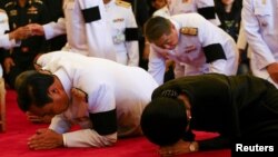 Thailand's Prime Minister Prayuth Chan-ocha (L) and his wife Naraporn (R) pay respect after offering condolences for Thailand's late King Bhumibol Adulyadej at the Grand Palace in Bangkok, Thailand, Oct. 14, 2016.