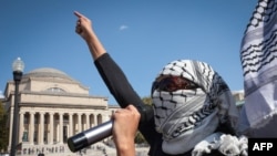 Protestuesit pro-palestinezëve duke marshuar në kampusin e Universitetit Kolumbia më 7 tetor 2024