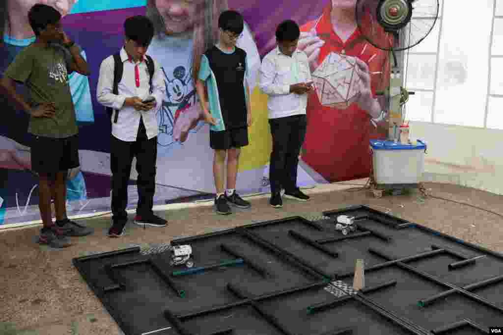 យុវសិស្ស​វិទ្យាល័យ​ចូល​មើល​ស្តង់​វិទ្យាសាស្ត្រ​នៅ​ក្នុង​មហោស្រពជាតិ​ស្តី​ពីវិទ្យាសាស្រ្ត​ និង​​វិស្វកម្ម​លើកទី​៥​ឆ្នាំ​២០១៩​ កាលពី​ថ្ងៃទី​២១ ខែកុម្ភៈ ឆ្នាំ២០១៩​ នៅពហុ​កីឡាដ្ឋាន​អូឡាំពិក​ រាជធានីភ្នំពេញ ប្រទេស​កម្ពុជា។ (ទុំ ម្លិះ/VOA)