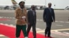 Le Premier ministre éthiopien, Abiy Ahmed, au centre, reçoit le président érythréen Issaias Afeworki, à droite, à l’aéroport d’Addis Abeba, Ethiopie, 14 juillet 2018. (Twitter/Fitsum Areaga)