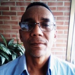 Pedro García es un docente jubilado cuyo salario no le alcanza para adquirir más de dos productos de la canasta básica mensual. Foto cortesía.