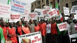 Nigerian Labor Congress (NLC) officials lead a rally calling for the removal of Independent National Electoral Commission (INEC) chairman Maurice Iwu (File photo – 21 March 2010)