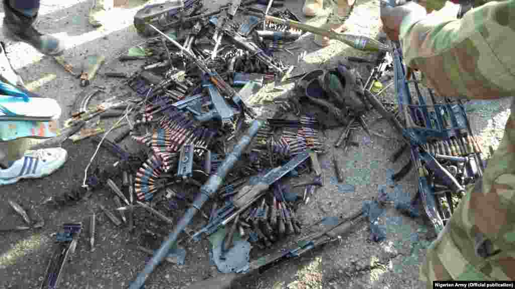 Wasu daga cikin makaman da aka kwace daga hannun 'yan Boko Haram bayan da suka yi yunkurin kai hari kan garuruwan Dikwa da Mafa ranar asabar May 23, 2015