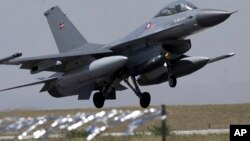 На цьому архівному фото винищувач F-16 ВПС Норвегії приземляється на турецькій авіабазі в турецькому місті Конья. 8 вересня 2004 р. Норвегія, яка є членом НАТО, після навчання українських пілотів передасть винищувачі F-16 Україні, чиї збройні сили влоюють проти Росії. (AP Photo)