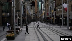 ប្រជាជន​នាំ​គ្នា​ពាក់ម៉ាស់​ដើរ​​ក្នុង​ទីក្រុង​ស៊ីដនី ប្រទេស​អូស្ត្រាលី ដែលកំពុង​ស្ថិត​ក្នុង​ការ​បិទខ្ទប់​​ដោយសារ​ជំងឺ​កូវីដ១៩ ថ្ងៃទី២៨ ខែកក្កដា ឆ្នាំ២០២១។ 