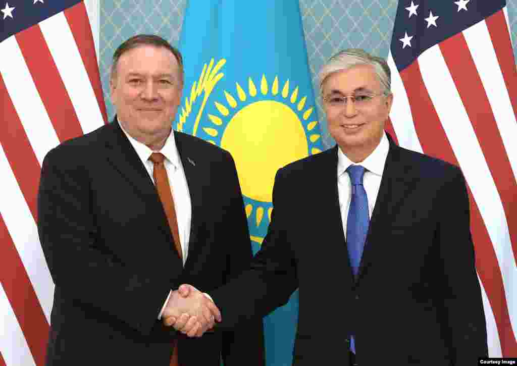 2-fevral kuni AQSh Davlat kotibi Mayk Pompeo Nur-Sultonda Qozog'iston Prezident Qosim-Jo'mart Tokayev, Tashqi ishlar vaziri Muxtor Tleuberdi bilan muloqot qildi. Pompeo Ameriika elchixonasida ham bo'ldi. Uyg'ur oilalar bilan ham uchrashdi. AQSh Qozog'iston va qo'shni davlatlarni Xitoyga biror uyg'urni topshirmaslikka chaqirmoqda.