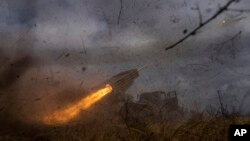 Українська десантно-штурмова бригада веде вогонь по російських позиціях на лінії фронту. AP Photo/Evgeniy Maloletka
