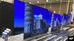 Un cartel muestra el precio de un televisor de 65 pulgadas entre otros productos en una tienda de electrodomésticos en Loen Tree , Colorado.