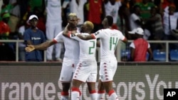 Aristide Bance du Burkina, à gauche, jubile avec ses deux co-équipiers après un but lors de la Coupe d’Afrique des Nations à Libreville, Gabon, 1er février 2017.