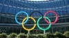 Logo "Cincin Olimpiade" tampak di depan kantor Komite Olimpiade Internasional (IOC) di Lausanne, Swiss (foto: ilustrasi). 