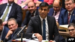 Perdana Menteri Inggris Rishi Sunak berbicara di depan Majelis Rendah di London (foto: dok). 