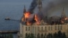 Sebuah gedung lembaga pendidikan terbakar setelah serangan rudal Rusia, di tengah serangan Rusia ke Ukraina, di Odesa, Ukraina, 29 April 2024. (Foto: REUTERS/Sergey Smolentsev)