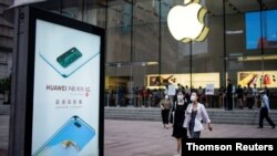 En la populosa Shanghai, una tienda Apple, a quien el gobierno chino le ha ordenado eliminar una aplicación de su tienda virtual.