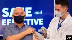 El vicepresidente Mike Pence recibe una vacuna Pfizer-BioNTech COVID-19 en el edificio de oficinas ejecutivas Eisenhower en el complejo de la Casa Blanca, el viernes 18 de diciembre de 2020 en Washington.