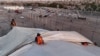 La toma desde un dron muestra a trabajadores construyendo un refugio temporal para migrantes deportados de Estados Unidos, en Ciudad Juárez. México, el 23 de enero de 2025.