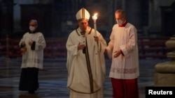 Paus Fransiskus memegang lilin dalam acara Misa di Basilika Santo Petrus, di Vatikan Selasa (2/2). 