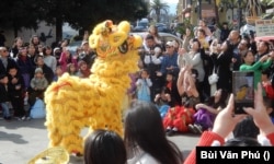 Múa lân đón tết ở San Jose, California (Ảnh: Bùi Văn Phú)